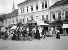 Románia,Erdély, Kolozsvár, Deák Ferenc utca (Bulevardul Eroilor) 9. és 11. számú ház. Háttérben a Szent Mihály-templom tornya., 1930, UWM Libraries, Best of, napernyő, piac, kofa, népviselet, szalmakalap, Fortepan #260447