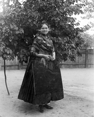 1907, Fortepan, yard, folk costume, woman, apron, headscarf, prayer book, Fortepan #26046