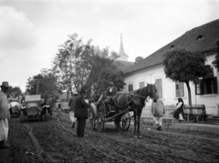 Románia,Erdély, Mócs, háéttérben a Szent Miklós ortodox templom (Biserica Ortodoxa "Sfantul Nicolae") tornya., 1913, UWM Libraries, Frederick Gardner Clapp, népviselet, automobil, lovaskocsi, Fortepan #260467