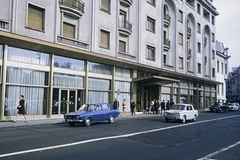 Románia, Bukarest, Strada Episcopiei 1-3, Hotel Athenée Palace., 1970, UWM Libraries, Harrison Forman, színes, utcakép, Mercedes-márka, Dacia-márka, Simca-márka, Fortepan #260510