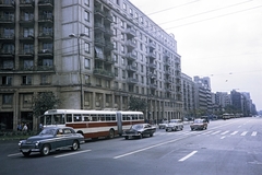 Románia, Bukarest, a Bulevardul General Gheorghe Magheru a Bulevardul Dacia saroktól a Strada Tache Ionescu felé., 1970, UWM Libraries, Harrison Forman, csuklós busz, FSO Warszawa 204P, rendszám, gyalogátkelő, Fortepan #260513