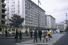 Románia, Bukarest, A Bulevardul General Gheorghe Magheru a Strada Anastasie Simu és a Strada George Enescu közötti szakaszán az ONT és az EVA blokkház., 1970, UWM Libraries, Harrison Forman, gyalogátkelő, Fortepan #260517