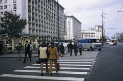 Románia, Bukarest, Bulevardul General Gheorghe Magheru, balra a Strada Anastasie Simu torkolata, a távolban a kiugró épületnél a Strada George Enescu kereszteződése., 1970, UWM Libraries, Harrison Forman, gyalogátkelő, Fortepan #260524