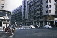 Románia, Bukarest, Strada Ion Câmpineanu, balra az Adriatica-épület sarka, szemben a Calea Victoriei., 1970, UWM Libraries, Harrison Forman, gyalogátkelő, Trabant 601, Volkswagen Bogár, Fortepan #260528