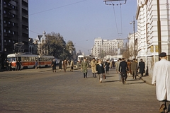 Romania, Bucharest, Bulevardul Ion C. Bratianu (Bulevardul 1848), háttérben a "Creditul Minier" épülete, balra a Bukaresti Egyetem tornyai látszanak., 1960, UWM Libraries, tram, colorful, pedestrian, Fortepan #260529