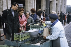 Románia, Bukarest, Bulevardul Dacia, jobb szélen a Piața Romană., 1970, UWM Libraries, Harrison Forman, piac, svájcisapka, mérleg, színes, szőlő, gyümölcsárus, Fortepan #260539