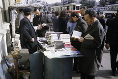 Románia, Bukarest, Calea Griviței a Strada Gheorhe Polizu felől nézve., 1970, UWM Libraries, Harrison Forman, színes, villamos, olvasás, könyvárus, Fortepan #260540