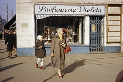 Romania, Bucharest, Egyetem tér (Piata Universităţii), balra a Bulevardul Nicolae Bălcescu., 1960, UWM Libraries, colorful, street view, handbag, perfume store, grille, Fortepan #260542