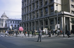 Románia, Bukarest, a Calea Victoriei és a Bulevardul Regina Elisabeta (Bulevardul Gheorghe Gheorghiu-Dej) kereszteződése., 1970, UWM Libraries, Harrison Forman, léggömb, Fortepan #260544