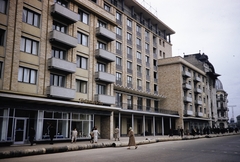 Romania, Ploiești, Piața Victoriei, jobbra a Strada Tache Ionescu sakán túl a Hotel Centrál kupolás épülete látható., 1960, UWM Libraries, colorful, modern architecture, Fortepan #260547