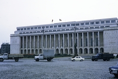 Románia, Bukarest, Piața Victoriei, szemben a Palatul Victoria (kormányzati épület)., 1970, UWM Libraries, Harrison Forman, Fortepan #260548