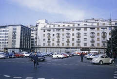 Románia, Bukarest, Piata George Enescu a Strada Episcopiei felé nézve, balra a Calea Victoriei, szemben az Athénée Palace hotel., 1970, UWM Libraries, Harrison Forman, Fortepan #260553