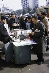 Románia, Bukarest, Calea Griviței a Strada Gheorhe Polizu felől nézve, a háttérben a Calea Griviței 132-es számú ház., 1970, UWM Libraries, Harrison Forman, villamos, színes, olvasás, könyvárus, Fortepan #260555