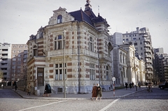 Romania, Bucharest, Strada Demetru Ion Dobrescu (Strada Onești) a Forradalom tér (Piața Revoluției) felől, szemben balra a Strada Boteanu torkolata. A villaépület eredetileg az Osztrák-Magyar monarchia követsége volt., 1960, UWM Libraries, colorful, cornerhouse, Fortepan #260558