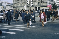 Románia, Bukarest, Bulevardul Regina Elisabeta, szemben a Calea Victoriei, ott az első sarok balra a Strada Constantin Mille. A saroképület a Hotel Capitol., 1970, UWM Libraries, Harrison Forman, léggömb, gyalogátkelő, Fortepan #260564