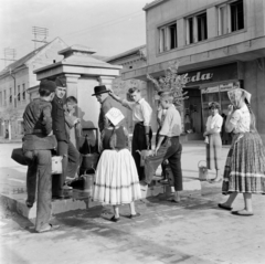 Szerbia, Ópazova, 1955, UWM Libraries, Eugene Vernon Harris, képarány: négyzetes, locsolókanna, egyenruha, vödör, kút, népviselet, üveg, cirill írás, csoportosulás, Fortepan #260574