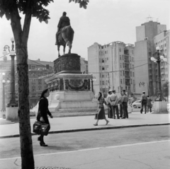 Szerbia, Belgrád, Trg Republike, Mihály szerb fejedelem lovas szobra (Enrico Pazzi, 1882.)., 1955, UWM Libraries, képarány: négyzetes, egyenruha, utcai lámpa, lakótelep, emlékmű, fegyver, cirill írás, aktatáska, gyászruha, Fortepan #260579