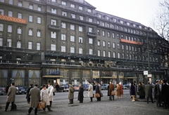 Slovakia, Bratislava, Hviezdoslavovo námestie, szemben a Carlton Hotel., 1960, UWM Libraries, colorful, waiting, pedestrian, Fortepan #260584