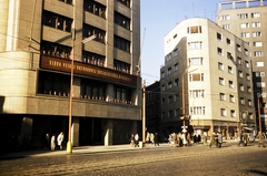 Slovakia, Bratislava, Štúrova ulica, szemben a Laurinská ulica (Lőrinczkapu utca) torkolata, jobbra a Szlovák Nemzeti Felkelés tere (Námestie SNP)., 1960, UWM Libraries, colorful, slogan, Fortepan #260585