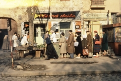 Slovakia, Bratislava, Széplak utca (Obchodná ulica / ekkor Molotovova ulica), jobbra a bódé mögött a Posta utca (ulica Postova / ekkor ulica Duklianska)., 1960, UWM Libraries, newsstand, greengrocer, poster, colorful, vendor, standing in line, Fortepan #260596