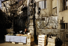 Szlovákia, Pozsony, Nepomuki Szent János szobra a Nagy Lajos tér (Hurbanovo námestie) felől a Mihály-kapu felé vezető kis hídon., 1960, UWM Libraries, színes, rekesz, láda, zöldséges, Fortepan #260598