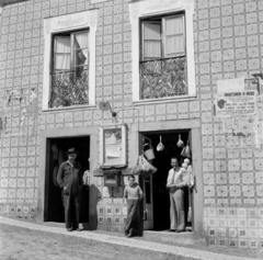 Portugália, Montemor-o-Novo, Praça Cândido dos Reis 21., 1959, UWM Libraries, postaláda, konyhafelszerelés, korlát, kovácsoltvas, ajtóban állás, plakát, leselkedő, csempe, Fortepan #260602