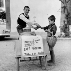 Portugália, Faro, Largo de São Pedro, háttérben a Szent Péter-templom (Igreja de São Pedro)., 1961, UWM Libraries, Best of, tricikli, mozgóárus, Fortepan #260607