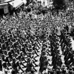 Spain, Avenida de la Constitución (Avenida Queipo de Llano), szemben a Calle Alemanes torkolata. Katonai parádé., 1961, UWM Libraries, soldier, march, Fortepan #260630