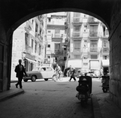 Spain, a Plaça de Lope de Vega, a felvétel a Plaça Redona-ról idevezető átjáróból készült., 1961, UWM Libraries, bicycle, Fortepan #260637