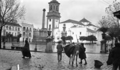 Spanyolország, Algeciras, Plaza Alta de Algeciras, szemben a La Palmai Boldogasszony-templom (Iglesia de Nuestra Señora de la Palma), 1924, UWM Libraries, Robert Swanton Platt, szamár, kosár, málhás állat, Fortepan #260655