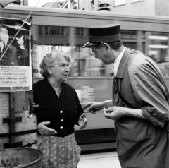 Svájc, Bázel, a Marktplatz a Sattelgasse felé nézve., 1958, UWM Libraries, Eugene Vernon Harris, Best of, képarány: négyzetes, hölgy, beszélgetés, postás, gesztus, Fortepan #260666