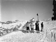 Svájc, Engelberg, háttérben jobbra a Berghotel Trübsee., 1928, UWM Libraries, Frederick Gardner Clapp, zászló, síelés, hó, Fortepan #260667