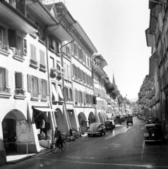 Svájc, Bern, Rathausgasse (Metzgergasse), balra a Szent Péter és Pál-templom tornya látszik., 1958, UWM Libraries, Clarence Woodrow Sorensen, képarány: négyzetes, utcakép, kerékpár, Fortepan #260671