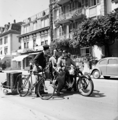 Svájc, Interlaken, Bahnhofstrasse, jobbra a Hotel Krebs., 1958, UWM Libraries, Clarence Woodrow Sorensen, képarány: négyzetes, beszélgetés, kerékpár, bőrönd, teherhordás, motorkerékpár, Fortepan #260673