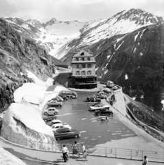 Svájc, Obergoms, Oberwald (ekkor önálló, ma a város része), Rhone-gleccser, előtérben a Hotel Belvedere., 1958, UWM Libraries, Clarence Woodrow Sorensen, képarány: négyzetes, szálloda, parkoló, hegytető, Fortepan #260679