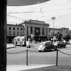 Svájc, Genf, Place de Cornavin, a Gare de Genève-Cornavin a város főpályaudvara., 1958, UWM Libraries, képarány: négyzetes, forgalomirányítás, köztéri óra, villamos, Fortepan #260681