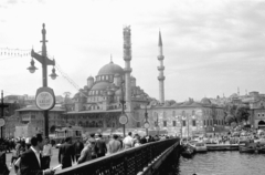 Törökország, Isztambul, a Galata híd déli hídfőjénél keresztbe a Ragıp Gümüşpala Caddesi, szemben a Yeni (Valide szultán) mecset., 1957, UWM Libraries, Harrison Forman, villamos, viszonylatszám, utcai lámpa, Fortepan #260690