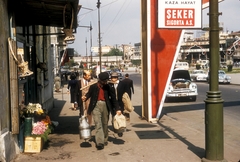 Törökország, Isztambul, Taksim tér (Taksim Meydanı), háttérben a Köztársasági emlékmű (Cumhuriyet Aniti)., 1956, UWM Libraries, Eugene Vernon Harris, utcakép, színes, virágárus, vállon vinni, teherhordás, Fortepan #260692