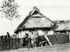 Ukrajna, Bucin, család a házuk előtt., 1934, UWM Libraries, Boyd Louise Arner, ház, család, zsúptető, Fortepan #260700