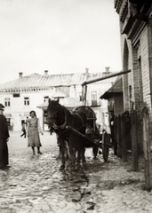 Ukrajna, Dubno, vízszállító lovaskocsi feltöltése a vízmű épülénél., 1934, UWM Libraries, Boyd Louise Arner, ló, utcakép, Fortepan #260708