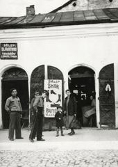 Ukrajna, Dubno, a felvétel egy cipőkereskedés előtt készült., 1934, UWM Libraries, Boyd Louise Arner, cipész, Fortepan #260716