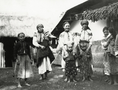 Ukrajna, Szoroki, a felvétel Hvizdec (ekkor Gwoździec)-tól északkeletre kb. 13 km-re készült. Ruszinok a házuk előtt., 1934, UWM Libraries, Boyd Louise Arner, népviselet, Fortepan #260725