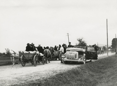 Ukrajna, Bolehiv, (ekkor Bolechów), szekerek és a felvételt készítő Boyd Louise Arner fotográfus Packard típusú személygépjárműve., 1934, UWM Libraries, Boyd Louise Arner, Fortepan #260744