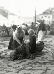 Ukrajna, Sztarij Szambir, piac., 1934, UWM Libraries, Boyd Louise Arner, zöldség, kofa, mezítláb, Fortepan #260749