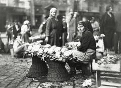 Ukrajna, Lviv, karfiolt áruló nő a piacon., 1934, UWM Libraries, Boyd Louise Arner, piac, fonott áru, zöldség, hajháló, Fortepan #260751