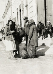 Ukrajna, Zolocsiv, (ekkor Złoczów), kosárkészítő kereskedők a piac közelében.., 1934, UWM Libraries, Boyd Louise Arner, Fortepan #260792