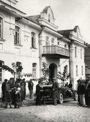 Ukrajna, Pocsajiv, a Lawra ortodox kolostorhoz tartozó épület előtt a felvételt készítő Boyd Louise Arner fotográfus Packard típusú személygépjárműve áll., 1934, UWM Libraries, Boyd Louise Arner, Fortepan #260802