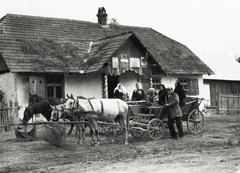 Ukrajna, a felvétel Sztarij Szambir-tól északkeletre kb. 11 km-re készült, egy útmenti fogadó előtt., 1934, UWM Libraries, Boyd Louise Arner, lovaskocsi, abrakostarisznya, Fortepan #260809