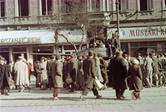 Magyarország, Budapest VII., Erzsébet (Lenin) körút, T-34-es harckocsi a 7. számú ház előtt., 1956, Gyarmati Béla, színes, T-34 tank, harckocsi, Budapest, Fortepan #260843