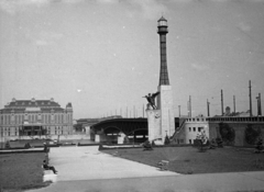 Magyarország, Budapest XI.,Budapest IX., Petőfi (Horthy Miklós) híd budai hídfő, Haditengerészeti Hősi Emlékmű. A Duna túlpartán az Elevátor-ház látható., 1940, Gyarmati Béla, emlékmű, Budapest, Fortepan #260854